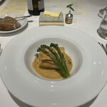 フランス料理研究室 アンフィクレス - ❸ ドーバーソールと才巻きエビ、イタリア産アスパラガス、リソバージュ（ワイルドライス）。