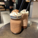 Saturdays Chocolate Factory Cafe - 左：チョコレートミルク・クラシック（550円）右：Wチョコレート・シェイク11oz（600円）