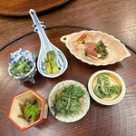 柚木元 - たたみいわし　のびるの酢味噌和え　こごみ胡麻酢和え　タラの芽　山うど　おこぎの卵焼き　沢蟹