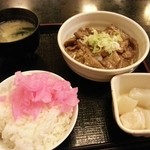 伍徳 - もつ煮定食(600円)