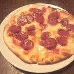 ワインバー ピノ - サラミのピザ
