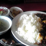 孔子餐店 - 麻婆丼とセットのスープ、ザーサイ、サラダ