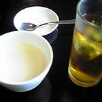 東巴 - セットの食後の杏仁豆腐と烏龍茶
