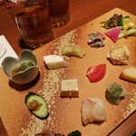 くずし割烹 こまじろ - 和膳。左上から、酢の物・山芋・揚げなすのおひたし・白和え・サラダ。中段左から、きゅうり・ごま豆腐・トマト・春キャベツのおひたし。