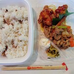 ほっともっと - ヤンニョムチキン＆カルビ焼肉弁当（もち麦ごはん小盛）