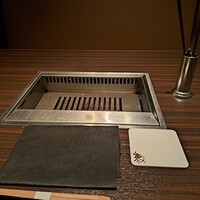 焼肉うしごろ 銀座並木通り店 - 肉を焼くための鉄板です。
