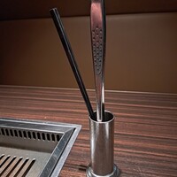 焼肉うしごろ 銀座並木通り店 - 箸とトングです。