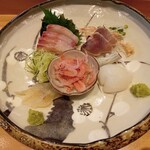 さじ - 刺身盛り合わせ（天然シマアジ、カツオタタキ、アオリイカ、ヒラメ昆布締め、桜エビ）