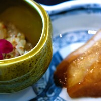 スーツァンレストラン陳 横浜店 - 粒マスタードと葱ソースの効いたクラゲ（左）と黒酢とハチミツに漬け込んだ大根