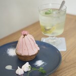 MOVE CAFE - 桜といちごのモンブラン、季節の酢ソーダ（キウイ）