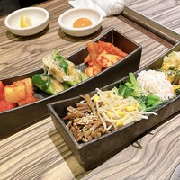 焼肉 べこ亭 たまプラーザ本店 - キムチ3種、ナムル6種