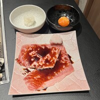 完全個室焼肉かなう - 10秒肉ザブトン 〜すき焼風〜
                濃厚地養卵と柚子で