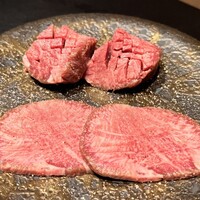 完全個室焼肉かなう - 国産黒毛和牛タン二種 厚切りタン、上タン
