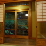 梁山泊 - 部屋から庭を見る