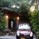 梁山泊 - 女将さんがお出迎え