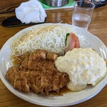 天花 - お冷グラスと比べてくださいね。 タルタルソースが山盛りではなく、その下にも肉