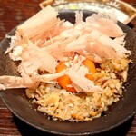 鈴田式 - 黄身と鰹節を乗せて