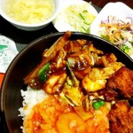 チャイニーズレストラン 翠華 - 料理写真:翠華特製丼(￥924)。少し寂しい。