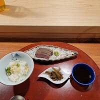 肉割烹 五平 - 筍とグリーンピースの土鍋ご飯、シンシンのローストビーフ、きゃらぶき