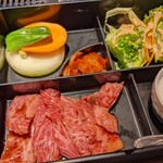 焼肉飯店 京昌園 - 料理写真:カルビ定食   肉以外が占める割合が高すぎる