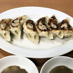 紅葉亭 - 焼き餃子（自家製）550円。餡にしっかりと下味がついていて、ごはんのおかずにも合いそうです