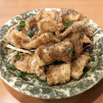 紅葉亭 - 鶏皮ポン酢500円。カリッとしった皮に甘めの味付け、そこに胡椒のアクセントがきいた、お酒が進んでしまう一品です