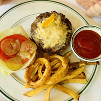 ウルフギャング・ステーキハウス 六本木 - ハンバーガー　ブルーチーズトッピング(400円弱)乗せ