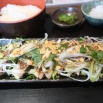 炙処 火ノ膳 - 鰹のたたきのスタミナ盛り定食