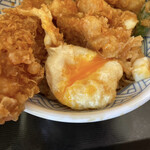 日本橋 天丼 金子半之助 - 卵を割ってみた。