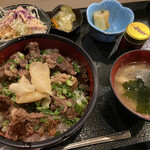 Kinuichi - 牛すじ丼 980円