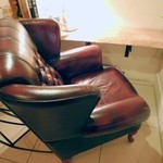 クローバー ボヌール - 窓際にあるソファー。一人で来て、のんびりと。王様の椅子だそうです。