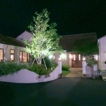 クローバー ボヌール - 店舗入口　外観　夜。