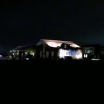 クローバー ボヌール - 店舗のライトアップ。道路から撮影。