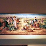 クローバー ボヌール - 壁面のタイル絵。農場と収穫をテーマにしていました。