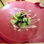 クローバー ボヌール - サラダ。自家製のブリーンソース。