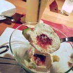 クローバー ボヌール - 中には、真っ赤なソース。