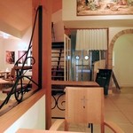 クローバー ボヌール - 店内。椅子にはクロスがあります。結婚式仕様です。