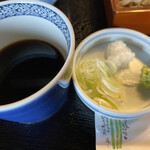 소바도코로 이치 - 매운 간장 소스와 곁들임 양념