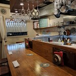 DUB - 店内の様子。黒板には　その日のお勧めもある。