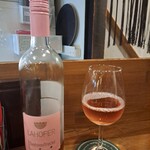 DUB - 妻にはチェコの微発泡のロゼワインを勧めてくれた。