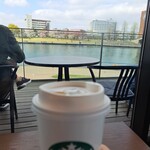 スターバックスコーヒー - 店内からの環水公園。対岸の桜も美しい。