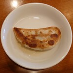 中国料理 龍薫 - サービスの焼き餃子