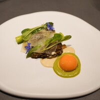 CIRPAS - モリーユ茸にグリーンアスパラ、長野産真田丸地鶏、温泉卵にコンテチーズソース