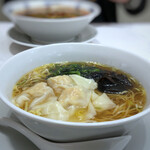 中華麺キッチン まくり - ◆ミニエビワンタン麺(704円）・・ミニサイズがあるのは、小食の私には嬉しいですね。^^ 「お醤油」「お塩」から選べましたので、お醤油を。