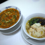中華麺キッチン まくり - ◆「酸辣麺(968円）」と「ミニエビワンタン麺(704円）」をオーダー。数分で提供されます。
