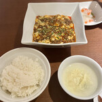 同源楼 - 麻婆豆腐　ご飯　スープ