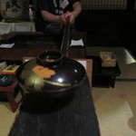 Akita Nagaya Sakaba - 船のオールのような大きなへらに乗った味噌汁です