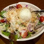 旬鮮酒場 Dank - 半熟玉子とカリカリめんサラダ￥470　2013.7.19