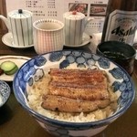 味治 - 鰻丼…後ろに瓶ビール