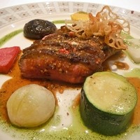 ラトラス - フランス産ビュルゴー鴨のロースト　ジュドヴィアンドとピストゥーソース